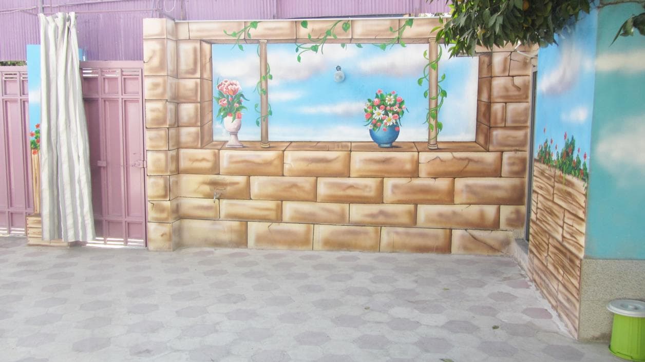 دیوارنگاره رنگارنگ در محیط دبستان حانیه