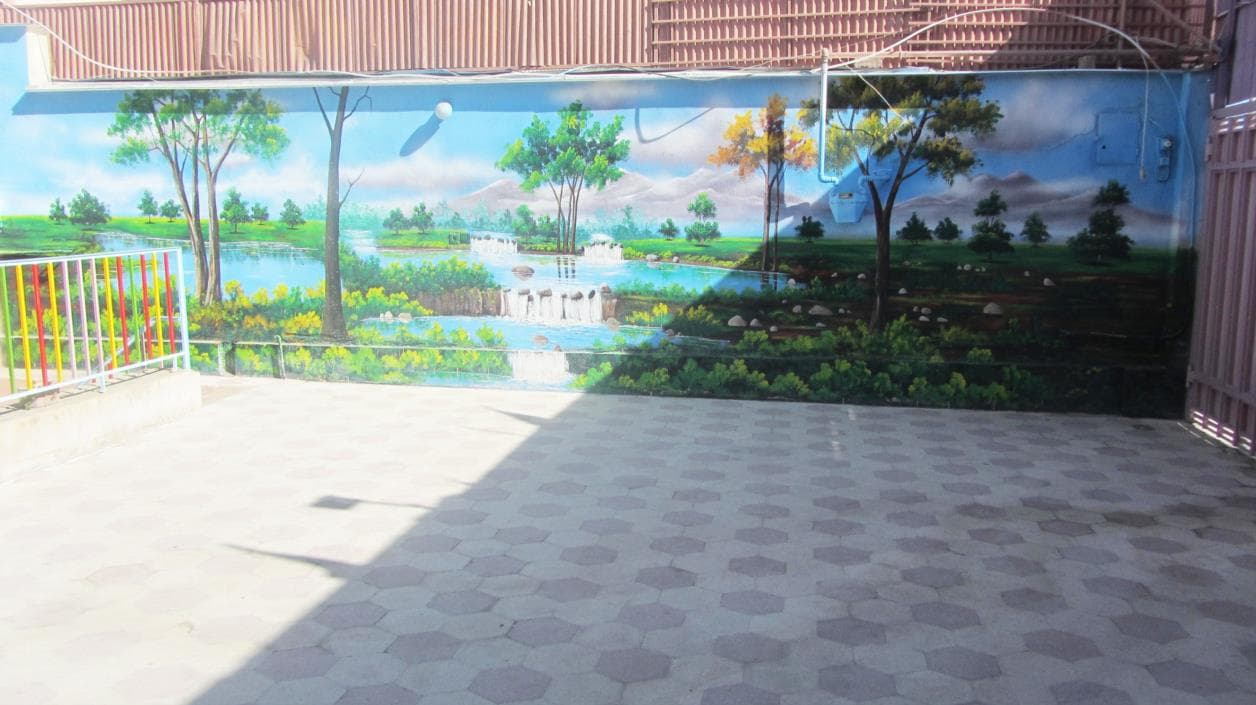 دیوارنگاره منظره طبیعی در حیاط مدرسه