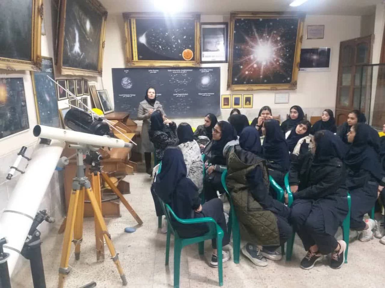کلاس نجوم با تلسکوپ و دیوارنگارههای کهکشانی