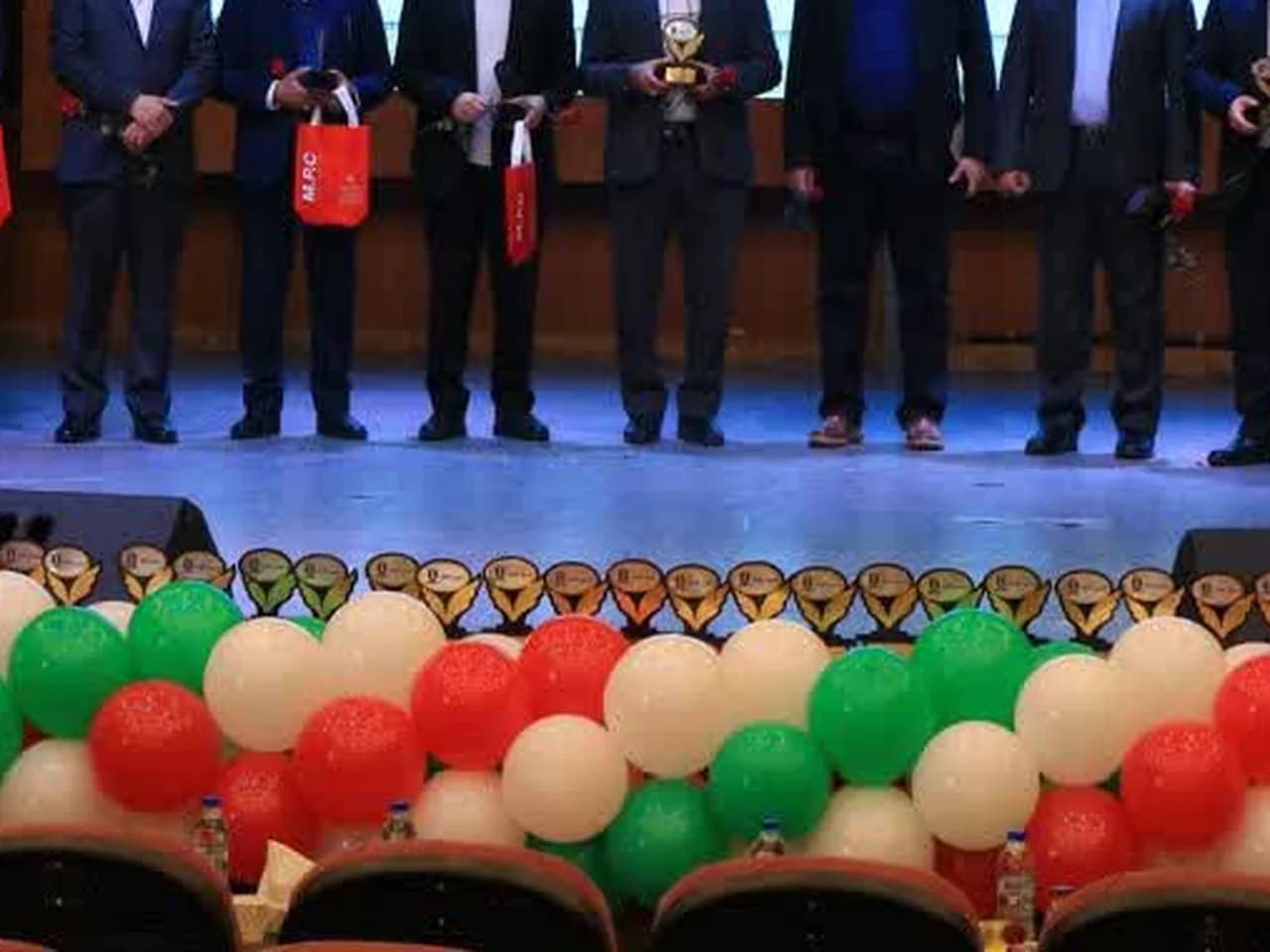 بادکنکها و جوایز روی صحنه جشن تقدیر مدرسه