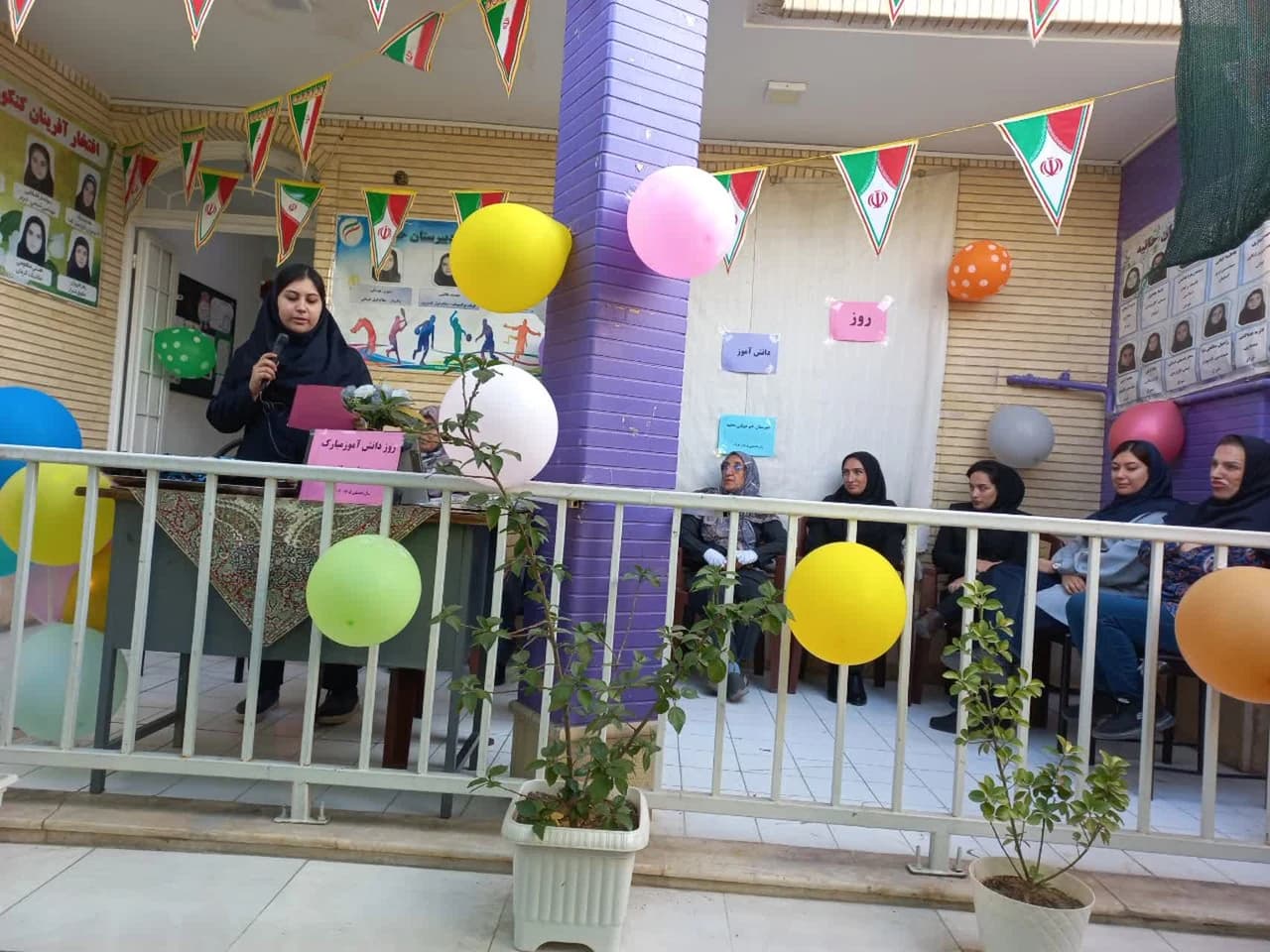 سخنرانی در مراسم روز دانشآموز در فضای باز مدرسه