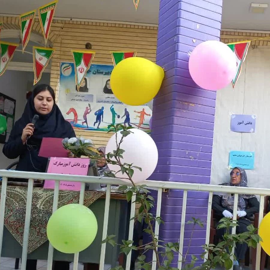 سخنرانی در مراسم روز دانشآموز در فضای باز مدرسه