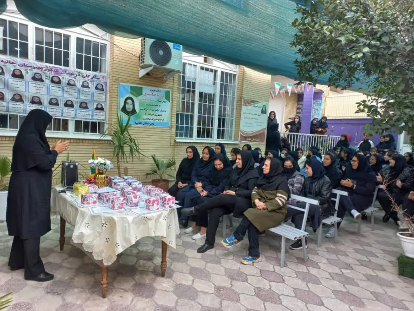 سخنرانی در مراسم روز دانشآموز در فضای باز مدرسه
